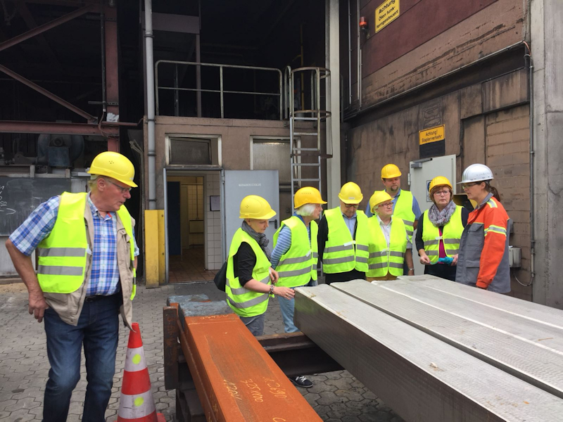 Die Herbeder CDU beim Besuch der Edelstahlerzeugung bei der Friedrich Lohmann GmbH
